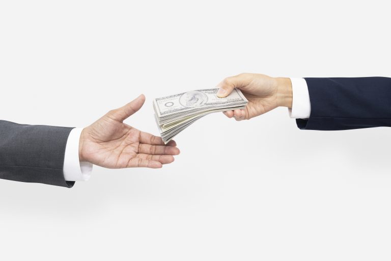 Png Proposta De Negocio De Compra De Maos Segurando Dinheiro Scaled